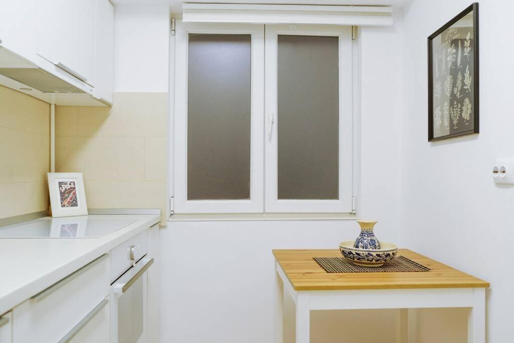 Elegant Vibes Apartment Next To Obor Market Bucharest Luaran gambar