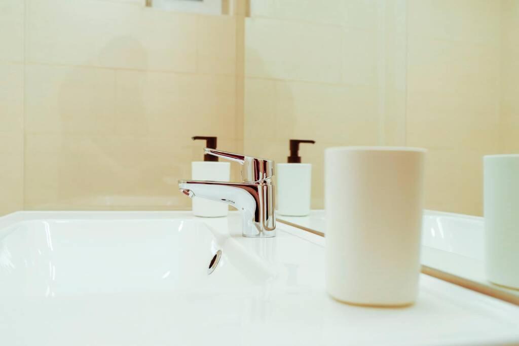 Elegant Vibes Apartment Next To Obor Market Bucharest Luaran gambar